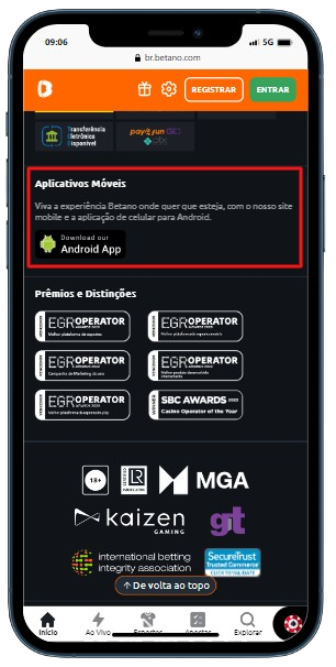 Um smartphone exibindo o rodapé do site do cassino com download do aplicativo Android em destaque